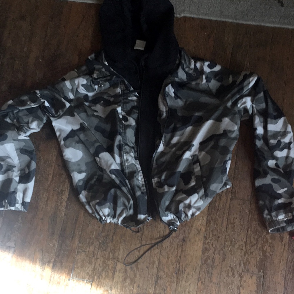 This is a wind breaker with zipper and snap buttons also has drawstrings